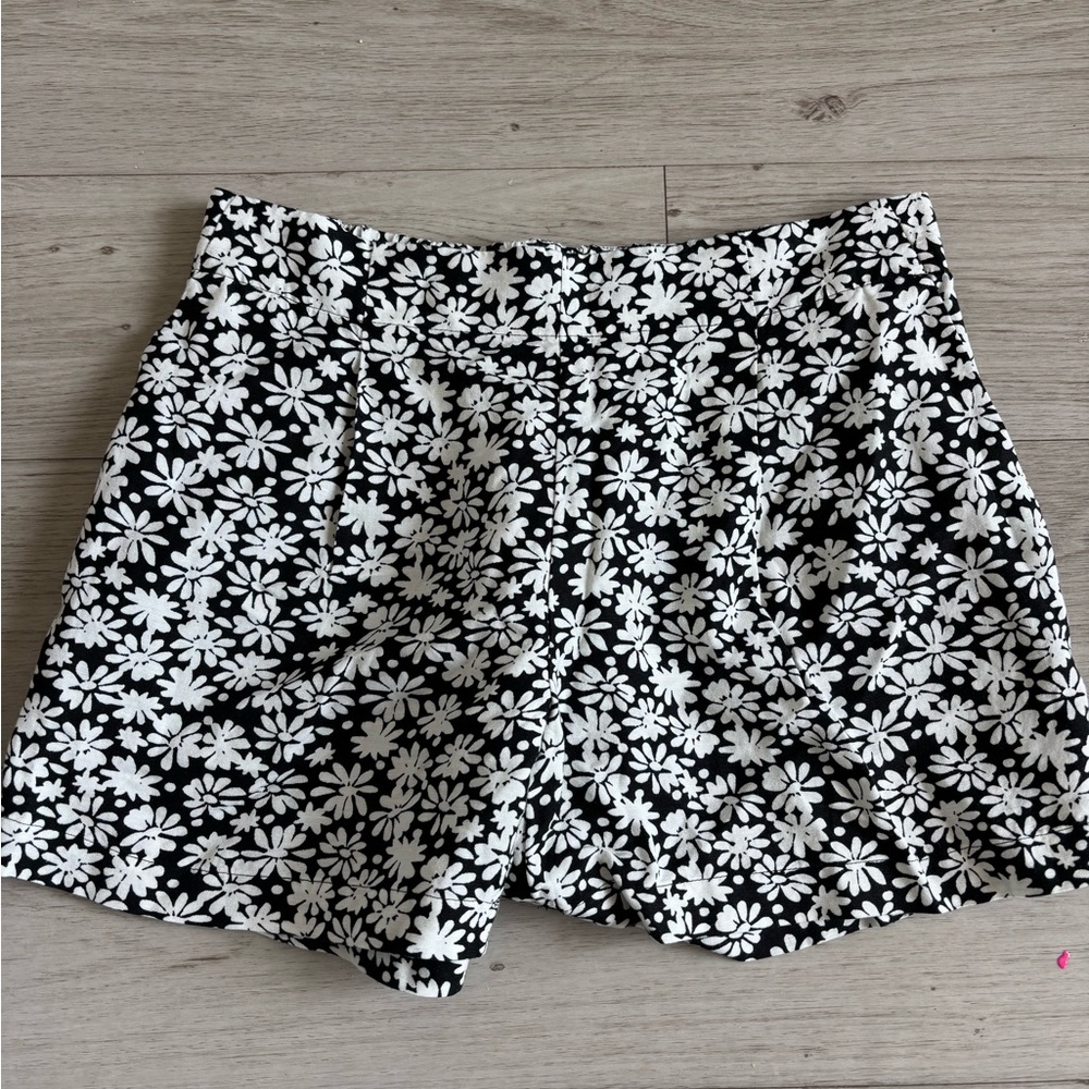 LOFT Black and White Daisy Floral Pull-On Shorts Size Small Linen Blend‎ Shorts